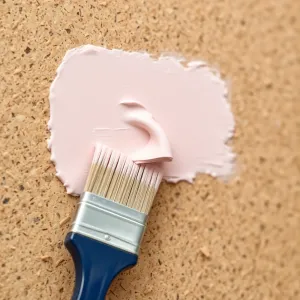 Jak pomalować korek na ścianie