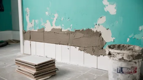 Klejenie płytek na pomalowanej ścianie