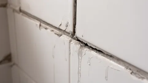 Wykończenie płytek przy ścianie